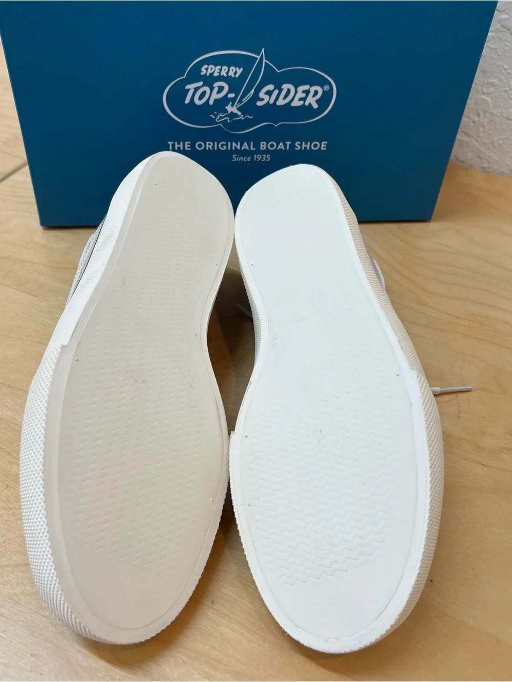 Sperry top slider Boat Shoes light beige with Navy Trim size 7